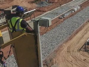 De que forma as câmeras de capacete ajudam a garantir a segurança na obra?