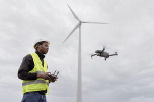 engenheiro operando drone